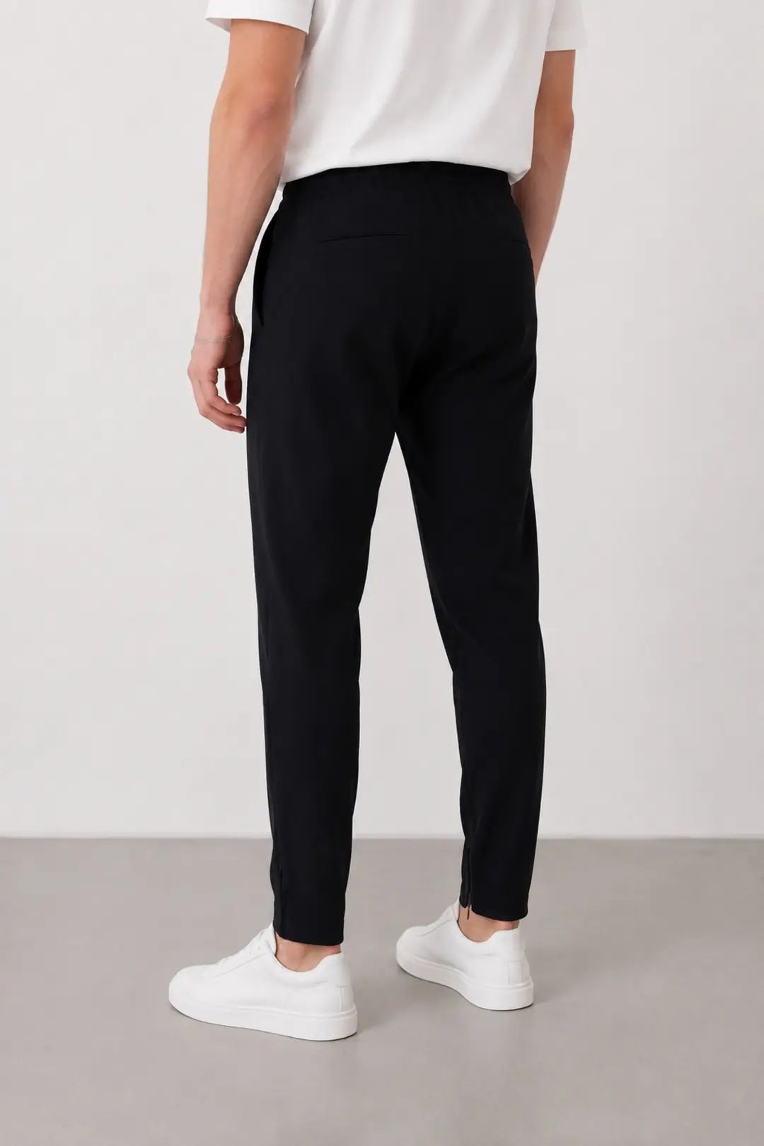 Erkek Comfort Fit Jogger Pantolon – İpli Bel ve Fermuarlı Paça